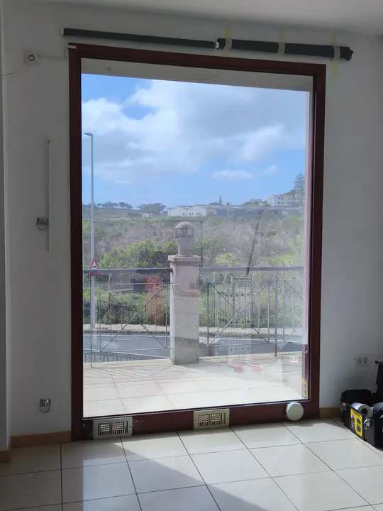 Lámina de control solar efecto espejo en un centro médico de La Laguna, vista desde dentro