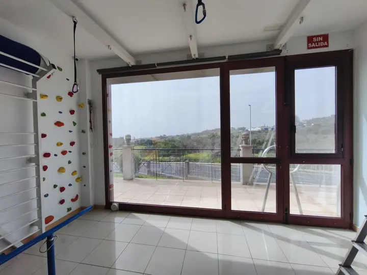 Lámina de control solar efecto espejo en un centro médico de La Laguna, vista desde dentro