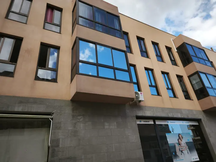 Lámina de control solar efecto espejo en una vivienda de Los Abrigos, en Granadilla de Abona, vista desde fuera