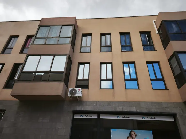 Lámina de control solar efecto espejo en una vivienda de Los Abrigos, en Granadilla de Abona, vista desde fuera