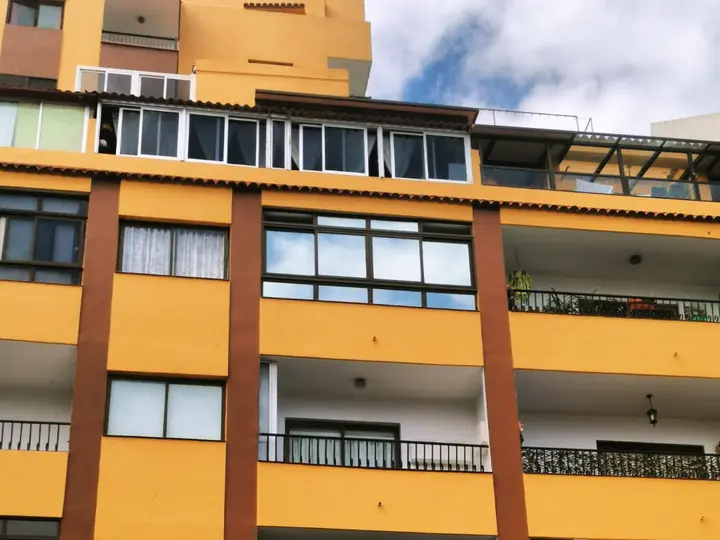 Lámina de control solar efecto espejo en un edificio de Los Realejos, vista desde fuera