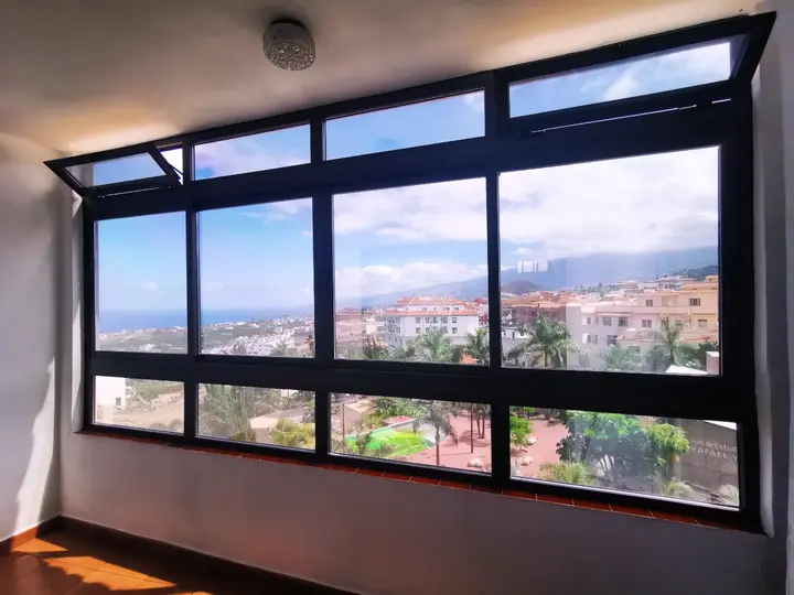 Lámina de control solar efecto espejo en un edificio de Los Realejos, vista desde dentro