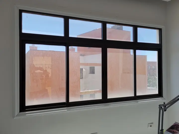 Lámina de control solar efecto espejo en unas oficinas de Granadilla de Abona, vista desde dentro