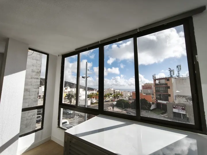 Lámina de control solar efecto espejo en unas oficinas de La Laguna, antes de colocar la lámina