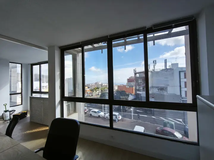 Lámina de control solar efecto espejo en unas oficinas de La Laguna, después de colocar la lámina