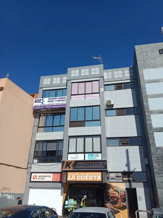 Lámina de control solar efecto espejo en unas oficinas de La Laguna, vista desde fuera