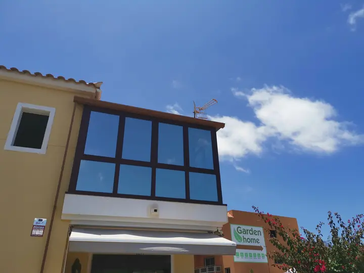Lámina de control solar efecto espejo en una vivienda de Parque La Reina, en Arona, vista desde fuera