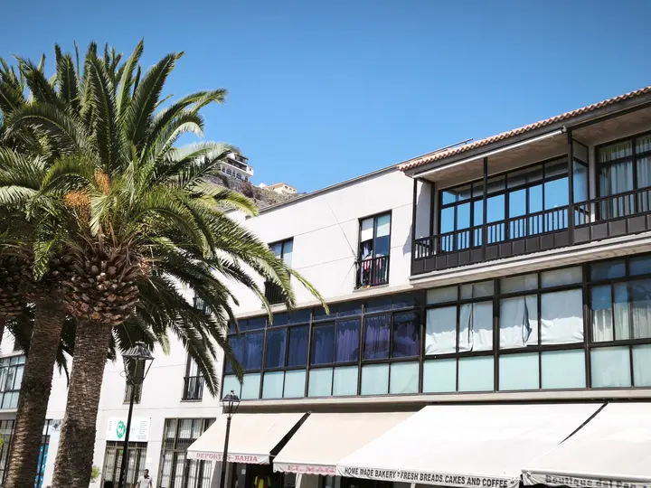 Lámina de control solar efecto espejo en una vivienda de Playa Santiago, en La Gomera, vista desde fuera