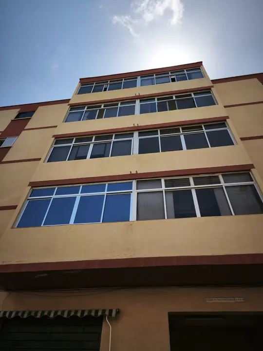 Lámina de control solar efecto espejo en una vivienda de La Laguna, vista desde fuera