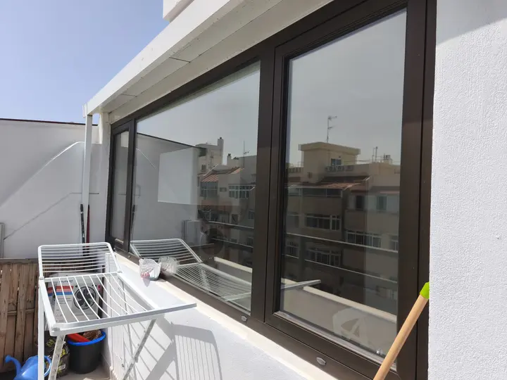 Lámina de control solar efecto espejo en una vivienda de Santa Cruz de Tenerife, vista desde fuera
