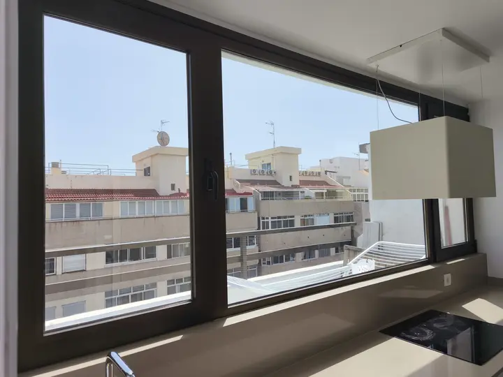Lámina de control solar efecto espejo en una vivienda de Santa Cruz de Tenerife, vista desde dentro