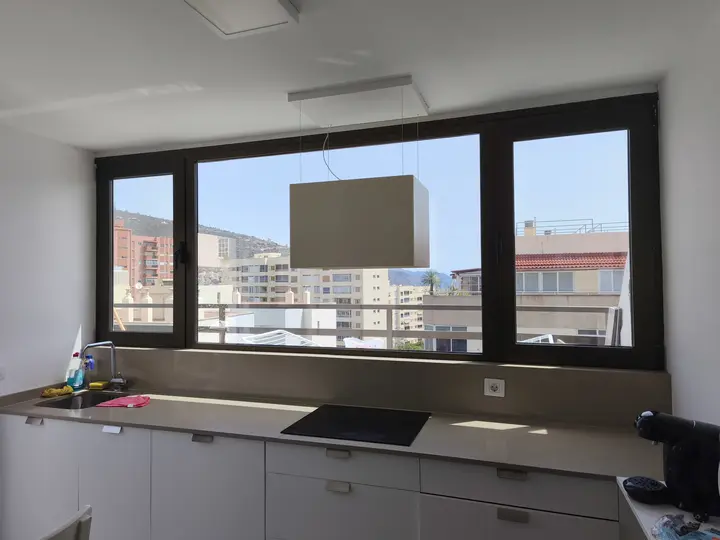 Lámina de control solar efecto espejo en una vivienda de Santa Cruz de Tenerife, vista desde dentro